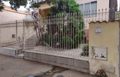 Imagem: A casa possui 2 Dormitórios, 1 Banheiro, 2 Vagas na garagem