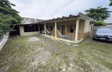 Imagem: A casa possui 5 Dormitórios, 3 Banheiros, 5 Vagas na garagem