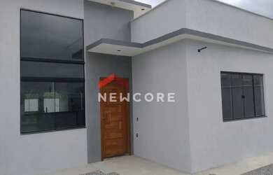 Imagem: A casa possui 3 Dormitórios, 1 Banheiro, 2 Vagas na garagem