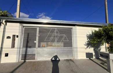 Imagem: A casa possui 3 Dormitórios, 2 Banheiros, 2 Vagas na garagem