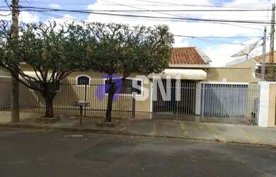 Imagem: A casa possui 2 Dormitórios, 2 Banheiros, 2 Vagas na garagem