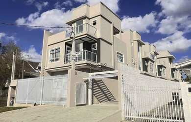 Imagem: A casa possui 3 Dormitórios, 3 Banheiros, 2 Vagas na garagem