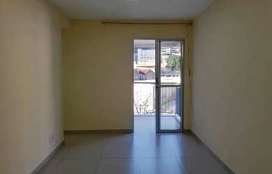 Imagem: 2 quartos com varanda, vaga e perto do Centro para venda ou