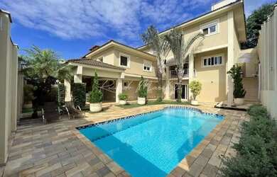 Imagem: A casa possui 3 Dormitórios, 5 Banheiros, 5 Vagas na garagem