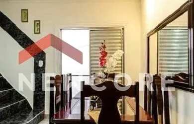 Imagem: A casa possui 3 Dormitórios, 4 Banheiros, 2 Vagas na garagem