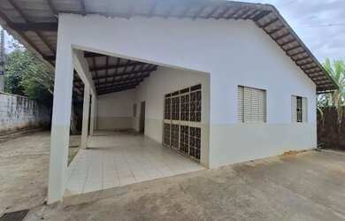 Imagem: A casa possui 4 Dormitórios, 3 Banheiros, 4 Vagas na garagem