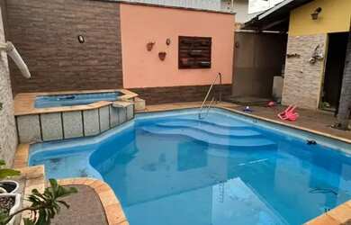 Imagem: A casa possui 4 Dormitórios, 3 Banheiros, 4 Vagas na garagem