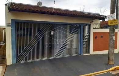 Imagem: A casa possui 3 Dormitórios, 1 Banheiro, 2 Vagas na garagem