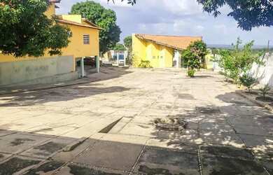 Imagem: A casa possui 5 Dormitórios, 5 Banheiros, 4 Vagas na garagem