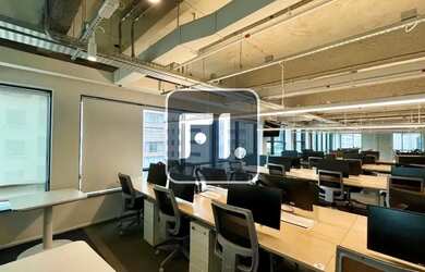 Imagem: O depósito possui 2 Vagas na garagem e 380m² de Área e está