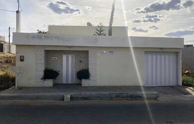 Imagem: A casa possui 3 Dormitórios, 2 Banheiros, 3 Vagas na garagem