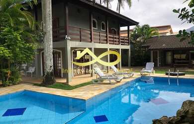 Imagem: A casa possui 4 Dormitórios, 5 Banheiros, 2 Vagas na garagem