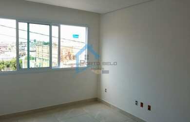 Imagem: A casa possui 2 Dormitórios, 2 Banheiros, 2 Vagas na garagem