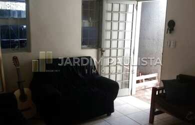 Imagem: A casa possui 2 Dormitórios, 1 Banheiro, 1 Vaga na garagem