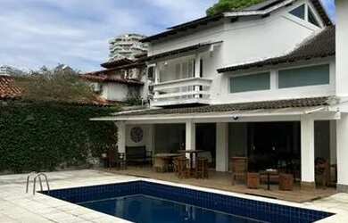 Imagem: Casa triplex de alto padrão disponível para venda com 570m2