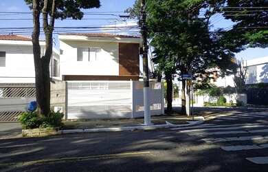 Imagem: A casa possui 3 Dormitórios, 4 Banheiros, 2 Vagas na garagem