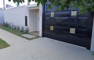 Imagem: A casa possui 3 Dormitórios, 2 Banheiros, 5 Vagas na garagem