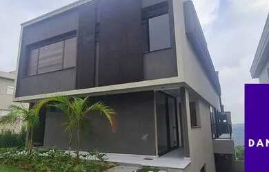 Imagem: A casa possui 4 Dormitórios, 5 Banheiros, 4 Vagas na garagem