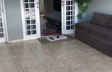 Imagem: A casa possui 3 Dormitórios, 2 Banheiros, 1 Vaga na garagem