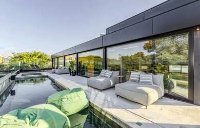 Imagem: A casa possui 5 Dormitórios, 5 Banheiros, 5 Vagas na garagem