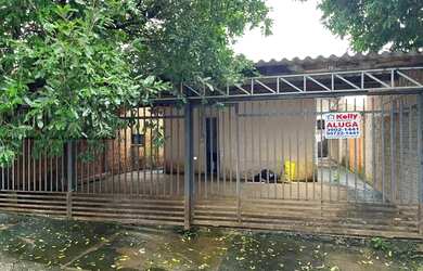 Imagem: A casa possui 3 Dormitórios, 1 Banheiro, 2 Vagas na garagem