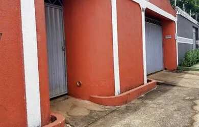 Imagem: A casa possui 3 Dormitórios, 1 Banheiro, 2 Vagas na garagem