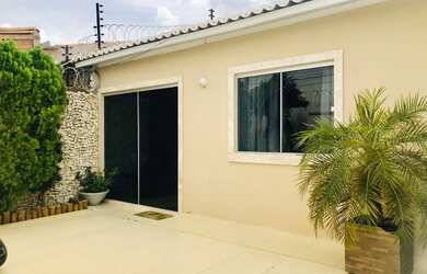 Imagem: A casa possui 3 Dormitórios, 2 Banheiros, 3 Vagas na garagem