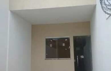 Imagem: A casa possui 2 Dormitórios, 2 Banheiros, 2 Vagas na garagem