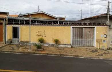 Imagem: A casa possui 3 Dormitórios, 1 Banheiro, 2 Vagas na garagem