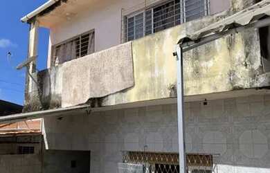 Imagem: A casa possui 5 Dormitórios, 4 Banheiros, 2 Vagas na garagem