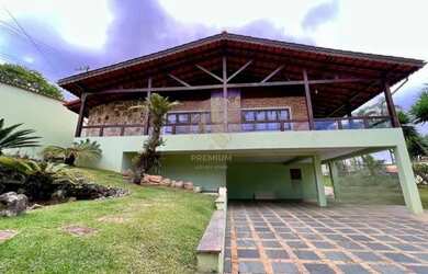 Imagem: A casa possui 4 Dormitórios, 4 Banheiros, 5 Vagas na garagem