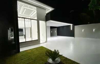 Imagem: A casa possui 3 Dormitórios, 2 Banheiros, 3 Vagas na garagem