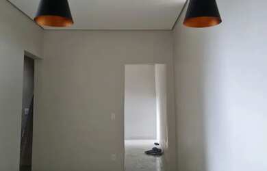 Imagem: A casa possui 1 Dormitório, 1 Banheiro, 1 Vaga na garagem e