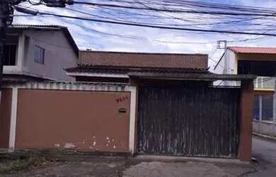 Imagem: A casa possui 3 Dormitórios, 2 Banheiros e 2 Vagas na garagem