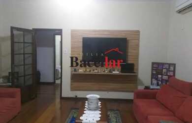 Imagem: A casa possui 3 Dormitórios, 5 Banheiros, 3 Vagas na garagem