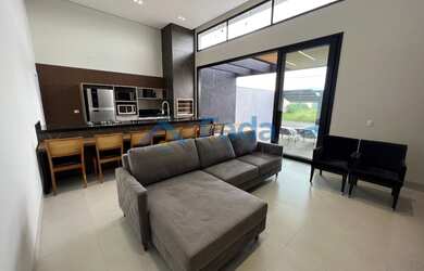 Imagem: A casa possui 3 Dormitórios, 4 Banheiros, 1 Vaga na garagem