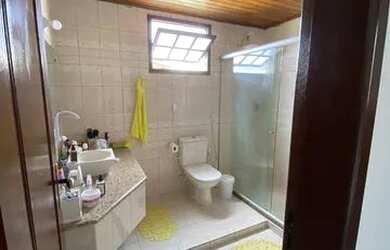 Imagem: A casa possui 3 Dormitórios, 4 Banheiros, 3 Vagas na garagem