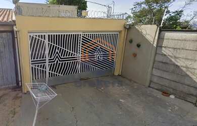 Imagem: A casa possui 3 Dormitórios, 1 Banheiro, 2 Vagas na garagem