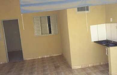 Imagem: A casa possui 1 Dormitório, 1 Banheiro, 1 Vaga na garagem