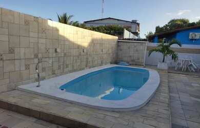 Imagem: A casa possui 4 Dormitórios, 3 Banheiros, 2 Vagas na garagem