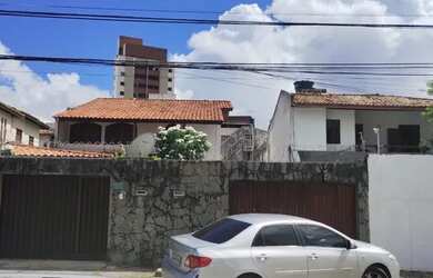 Imagem: A casa possui 2 Dormitórios, 2 Banheiros, 2 Vagas na garagem
