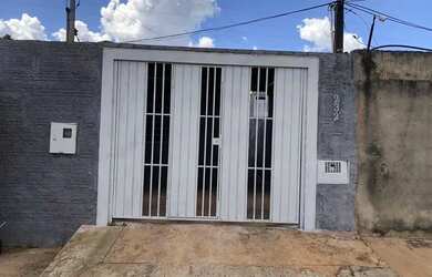 Imagem: A casa possui 3 Dormitórios, 2 Banheiros, 1 Vaga na garagem