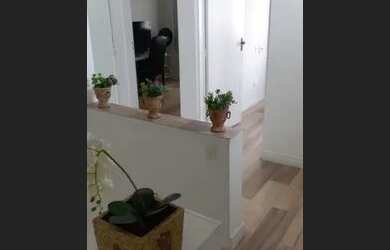 Imagem: A casa possui 4 Dormitórios, 2 Banheiros, 2 Vagas na garagem