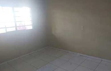 Imagem: A casa possui 3 Dormitórios, 2 Banheiros, 1 Vaga na garagem