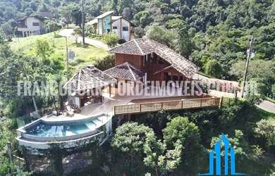 Imagem: A casa possui 3 Dormitórios, 2 Banheiros, 4 Vagas na garagem