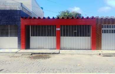 Imagem: A casa possui 4 Dormitórios, 3 Banheiros, 2 Vagas na garagem