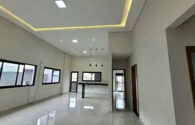 Imagem: A casa possui 3 Dormitórios, 2 Banheiros, 2 Vagas na garagem