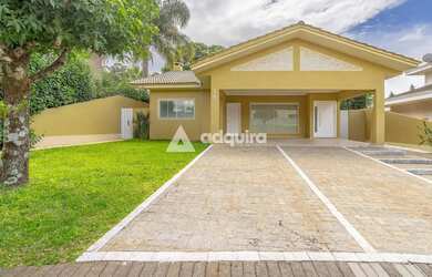 Imagem: A casa possui 3 Dormitórios, 3 Banheiros, 4 Vagas na garagem