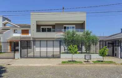 Imagem: A casa possui 3 Dormitórios, 4 Banheiros, 2 Vagas na garagem