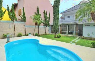 Imagem: A casa possui 3 Dormitórios, 5 Banheiros, 4 Vagas na garagem